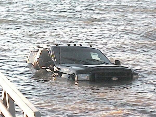 Officials pull vehicle and trailer from lake